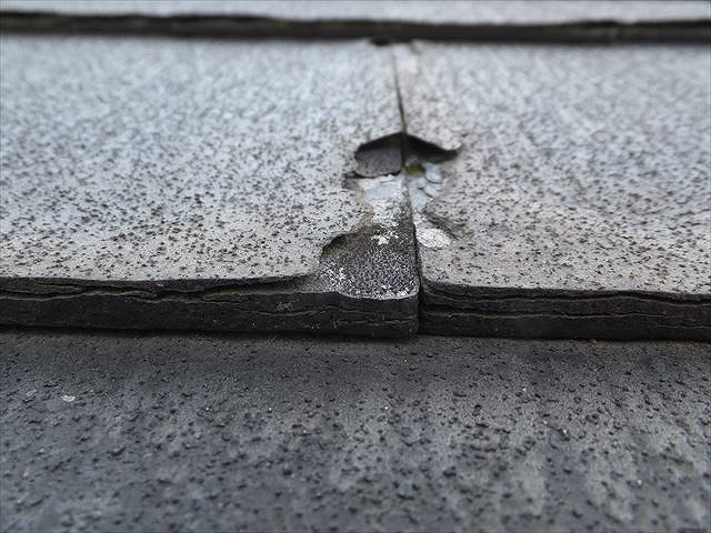 スレート屋根材の端部が浮き上がりはがれている